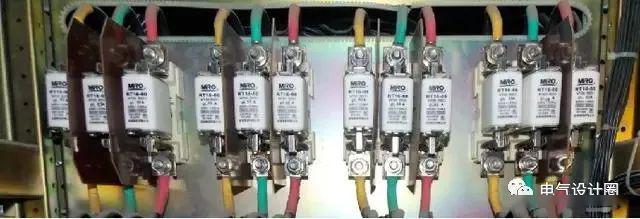 C0m 配电室中有哪些类型的低压配电柜电压？配电柜主要内部组件是什么？