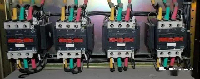 C0m 配电室中有哪些类型的低压配电柜电压？配电柜主要内部组件是什么？