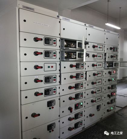 WWW 一条完成开关柜安装，电缆桥架施工，电缆敷设及布线施工，照明配电箱施工