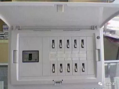 WWW 电工急忙收集:家用配电箱的安装方法和配电箱的电路图