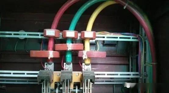 C0m 你知道为什么配电箱有些配有1、2或3个电流互感器吗？