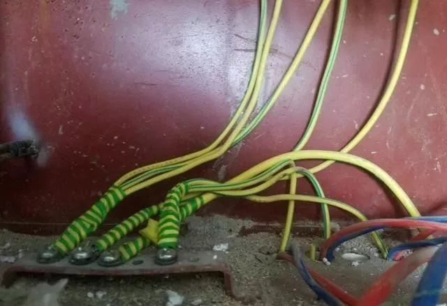 qingyuleav 在一个建筑工地，一个建筑电工应该如何安装一个居民配电箱！与新加入者分享
