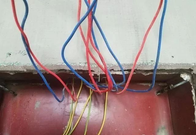 qingyuleav 在一个建筑工地，一个建筑电工应该如何安装一个居民配电箱！与新加入者分享
