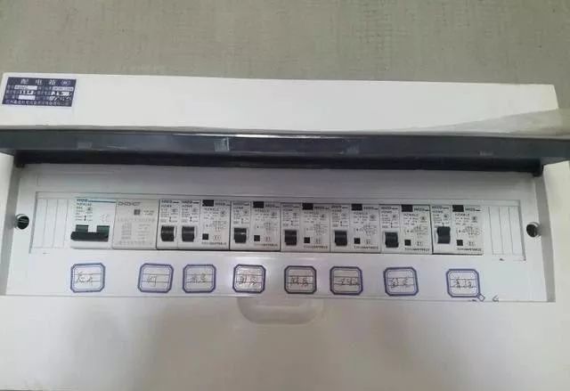 qingyuleav 在一个建筑工地，一个建筑电工应该如何安装一个居民配电箱！与新加入者分享