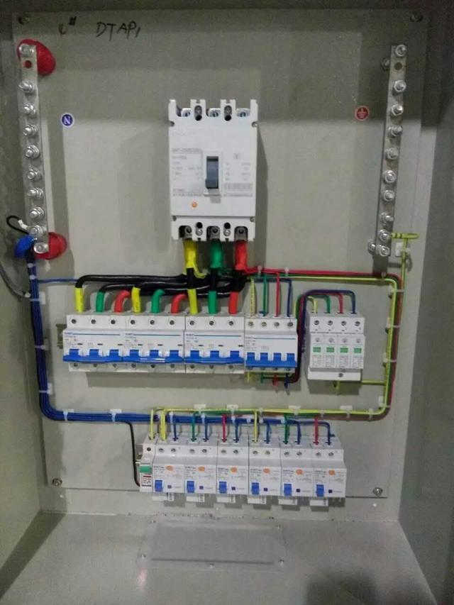 WWW 跟着师傅学做配电箱，看到师傅的手艺，我不好意思开始