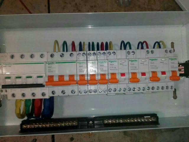 WWW 跟着师傅学做配电箱，看到师傅的手艺，我不好意思开始
