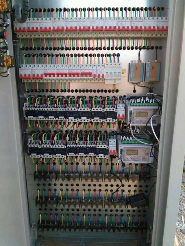 WWW 跟着师傅学做配电箱，看到师傅的手艺，我不好意思开始