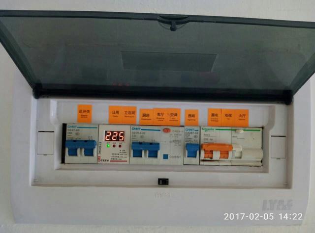 WWW 跟着师傅学做配电箱，看到师傅的手艺，我不好意思开始